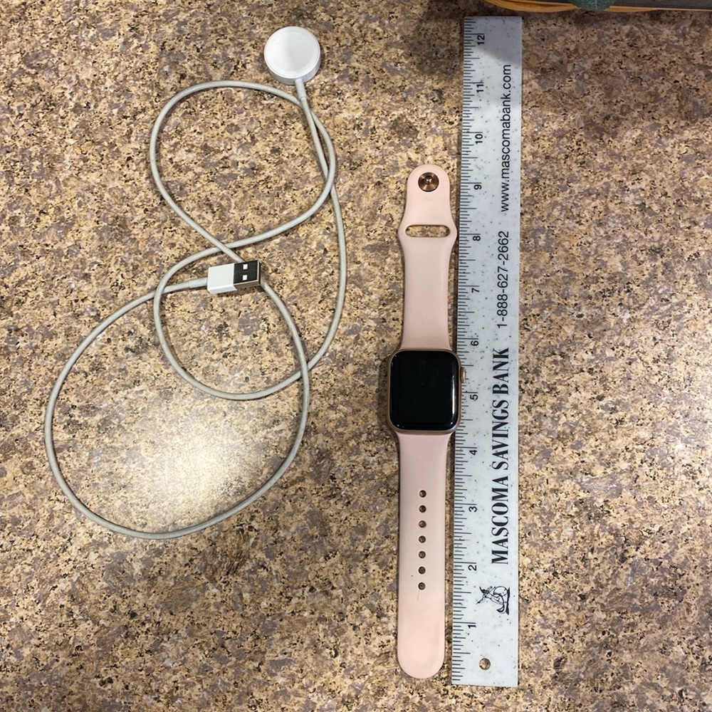 Apple Watch Series 4 GPS 40mm Model A1977 Pink S/M Band APPLE NO LONGER SUPPORTS - Picture 3 of 17